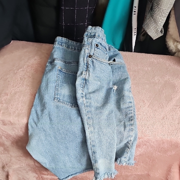 Blue Jean Shorts with Distressed Edges for Casual Wear - Picture 5 of 6